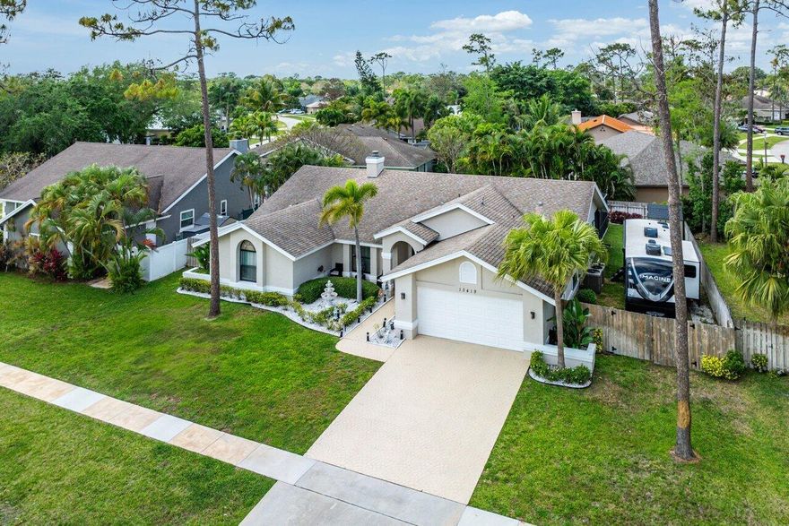 Beautiful 3/2 pool home in the heart of Wellington with NO HOA!  Lowest price in the neighborhood!  This bright, open floor plan offers comfortable living and easy entertaining.  Enjoy your private backyard with a sparkling salt water pool -perfect for relaxing or hosting.  Entertain in your chef's kitchen complete with gas range.  Conveniently located near top rated schools, shopping, dining, and Wellington's renowned equestrian venues.  A must see!