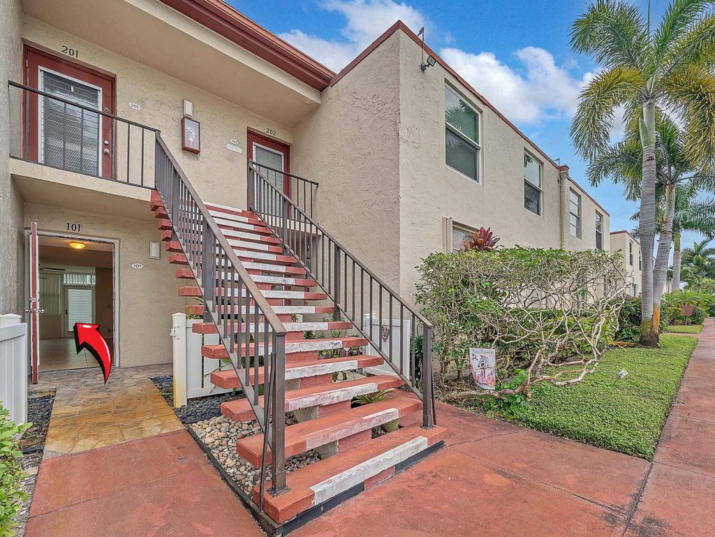 Photo of 7 Willowbrook Lane #101, Delray Beach, FL 33446 (MLS # F10548977)