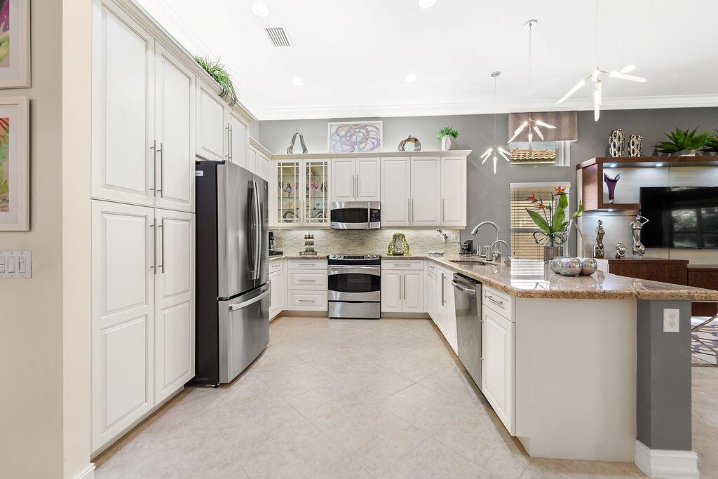 10013 Yellowfield Drive, Boynton Beach, FL, 33473/$898,000 3 10013 Yellowfield Drive