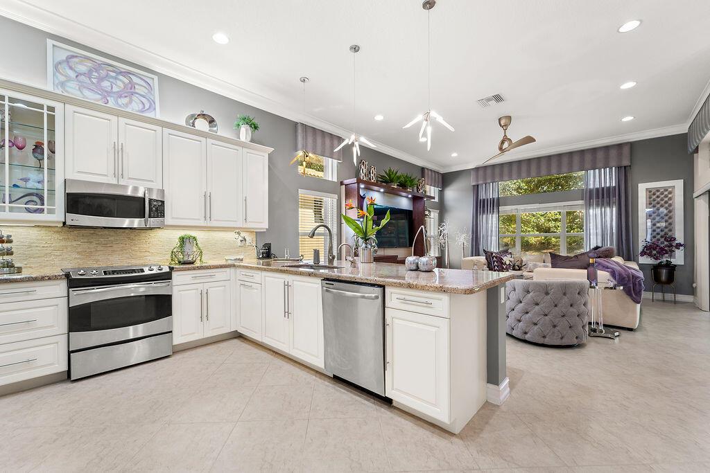 10013 Yellowfield Drive, Boynton Beach, FL, 33473/$898,000 2 10013 Yellowfield Drive