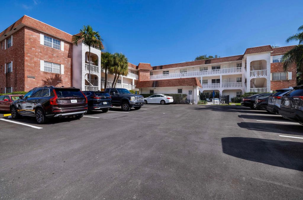 Photo of 601 SE 5th Court #102, Fort Lauderdale, FL 33301 (MLS # B26006945)