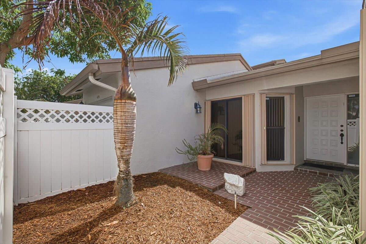 6676 Canary Palm Circle 19