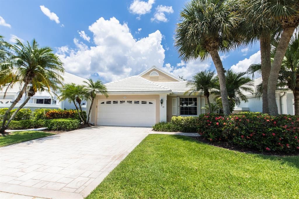 Photo of 19 Wyndham Lane Ln, Palm Beach Gardens, FL 33418 (MLS # R10811620)