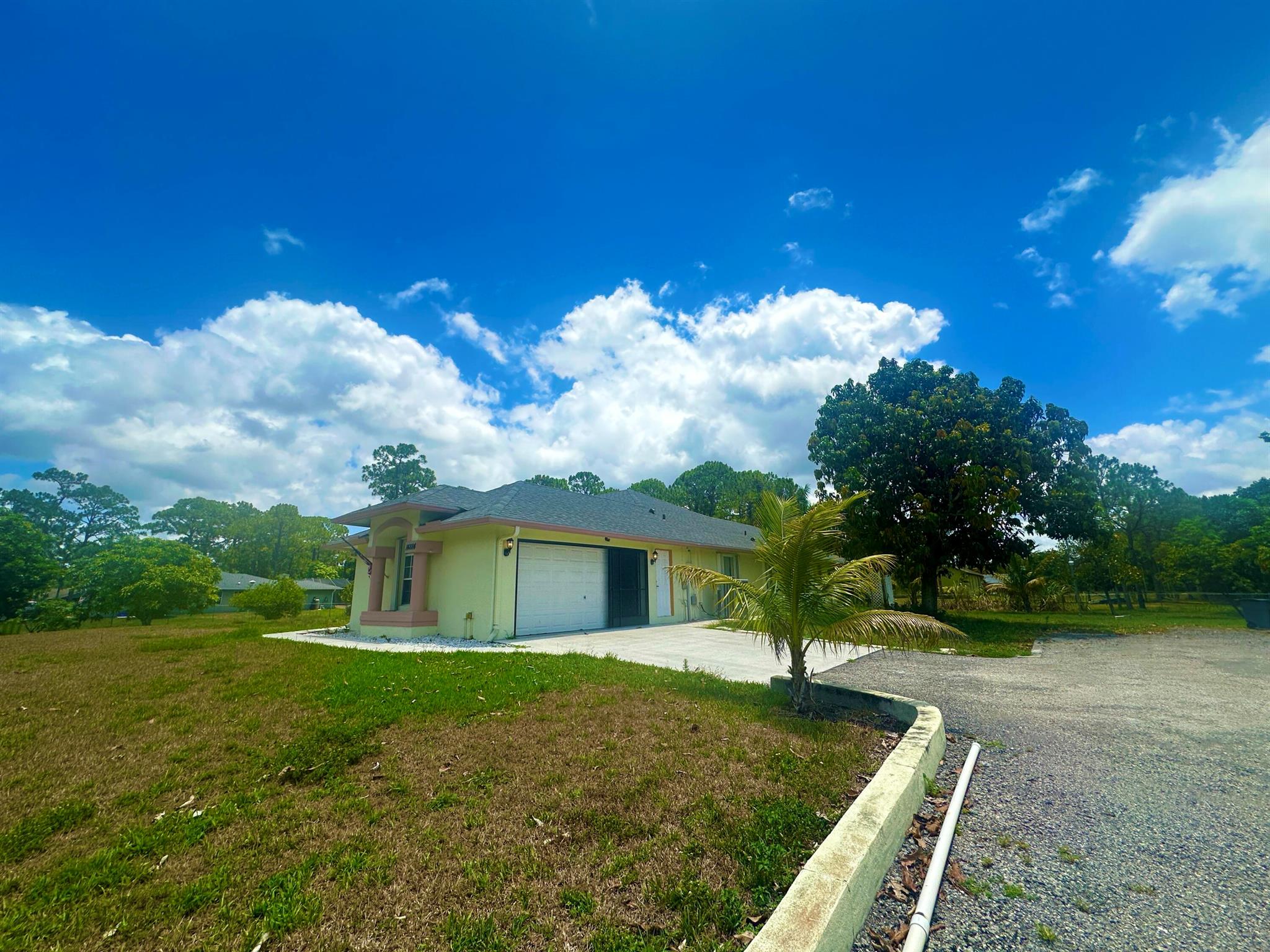 LOCATION ** LOCATION ** LOCATION ***. WALKING DISTANCE TO PUBLIX, LIBRARY , MC DONALDS, GAS AND SHOPPING ***. 5 BEDROOM 3 BATH HOME ON 1.15 ACRES ***. NO HOA- BRING THE RV, BOAT, TRAILER ***. FULLY FENCED **