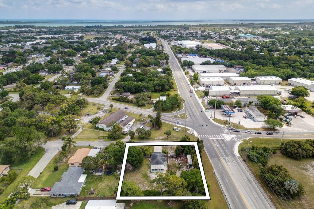 Photo of 3061 S 10th Street, Fort Pierce, FL 34982 (MLS # R11036283)