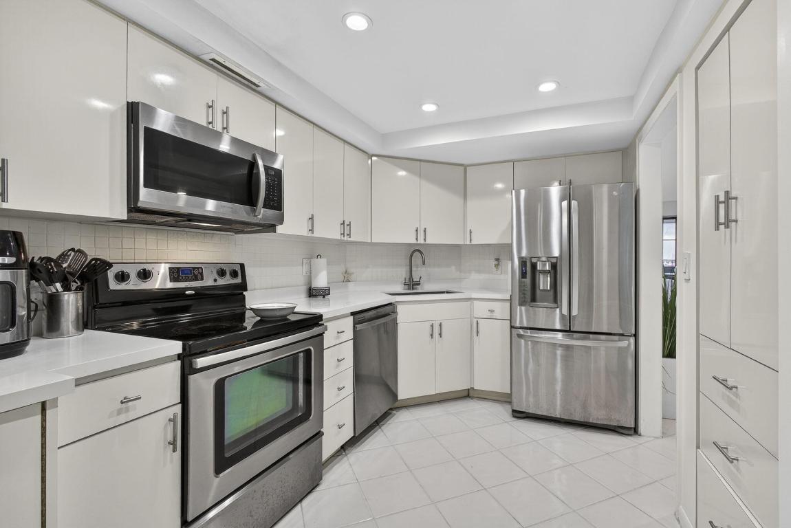 2000 Presidential Way 704