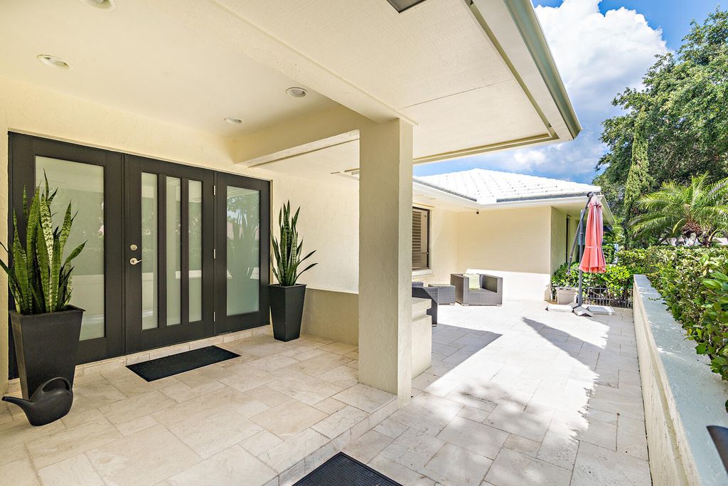 Photo of 17 Glengary Road, Palm Beach Gardens, FL 33418 (MLS # R10798532)