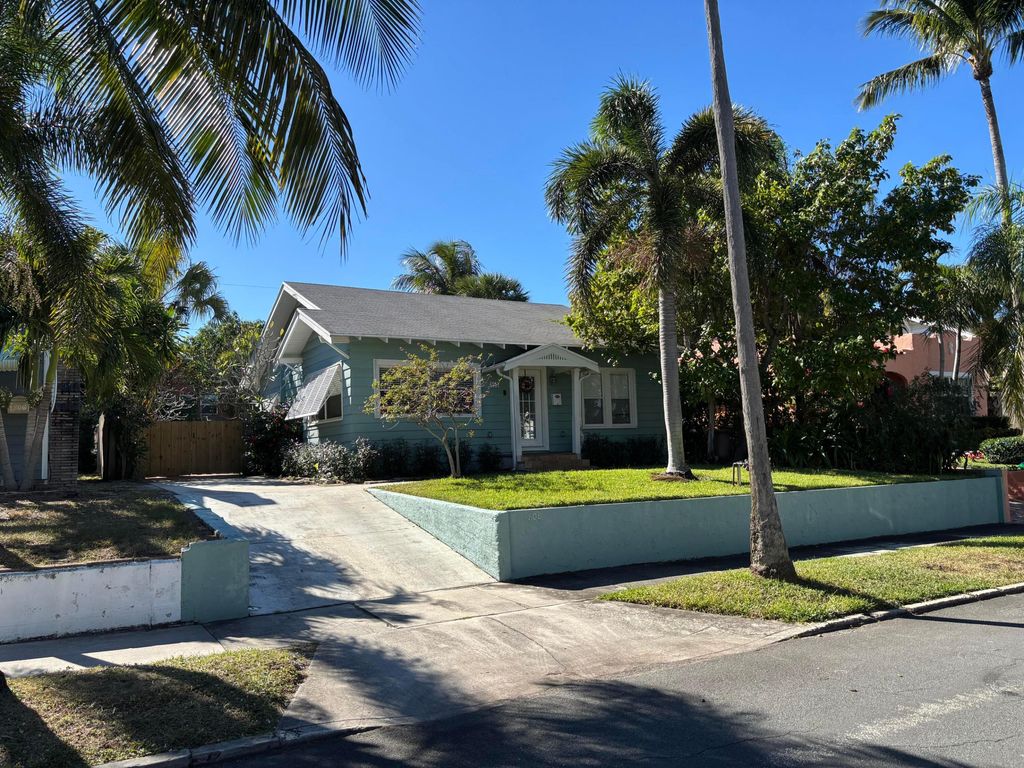 Photo of 808 Kanuga Drive, West Palm Beach, FL 33401 (MLS # B26029584)