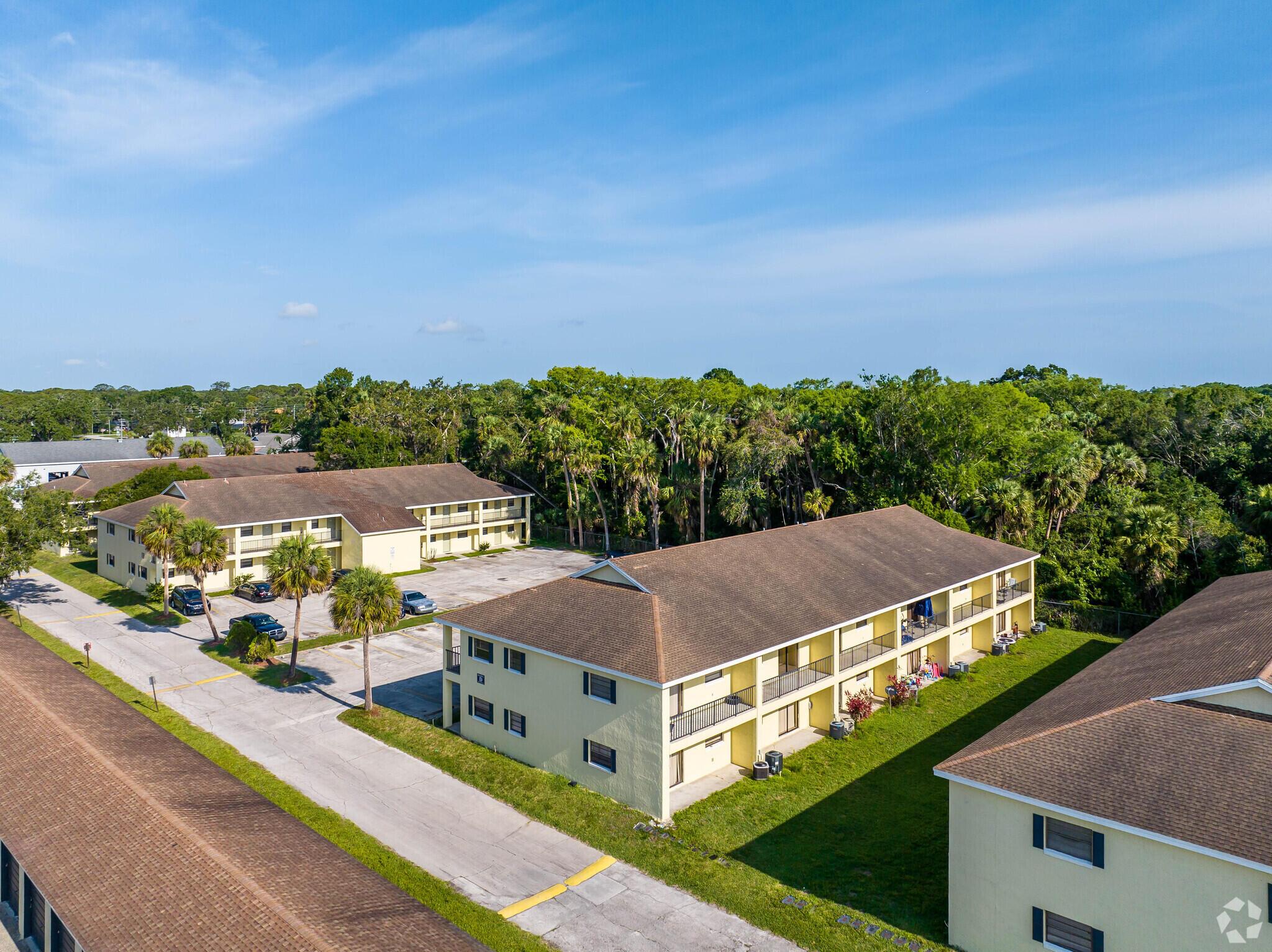 Parrott's Landing is conveniently located just north of the Walmart on Parrott Avenue. in Okeechobee. This is a well-maintained apartment complex. This 2BR/1.5BA apartment has been renovated with vaulted ceilings. It consists of approximate 870 sq.ft. Residents enjoy onsite laundry facilities and 2 designated parking spaces per unit. FALL MOVE IN SPECIAL- Get One Month Free if you tour and lease within 72 hours of your visit. Only 45 minutes from Jupiter, FL. for an easy commute.