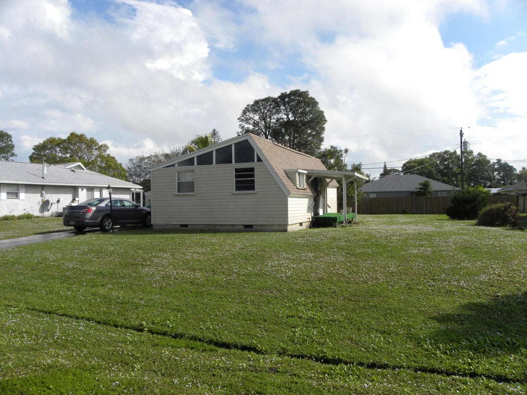 Photo of 532 SE Maple Terrace, Port Saint Lucie, FL 34983 (MLS # R10951461)