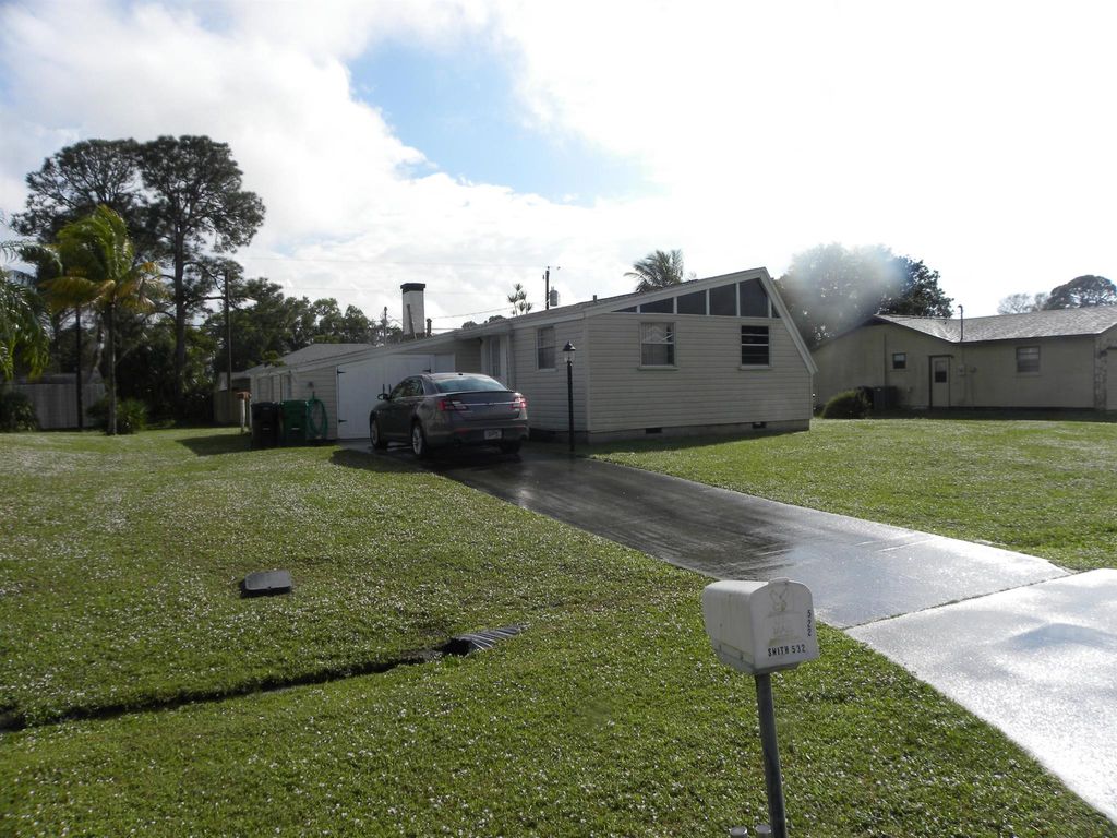 Photo of 532 SE Maple Terrace, Port St Lucie, FL 34983 (MLS # R10951461)