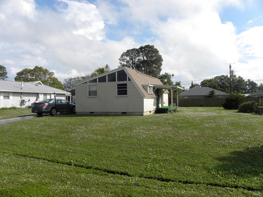 Photo of 532 SE Maple Terrace, Port Saint Lucie, FL 34983 (MLS # R10951461)