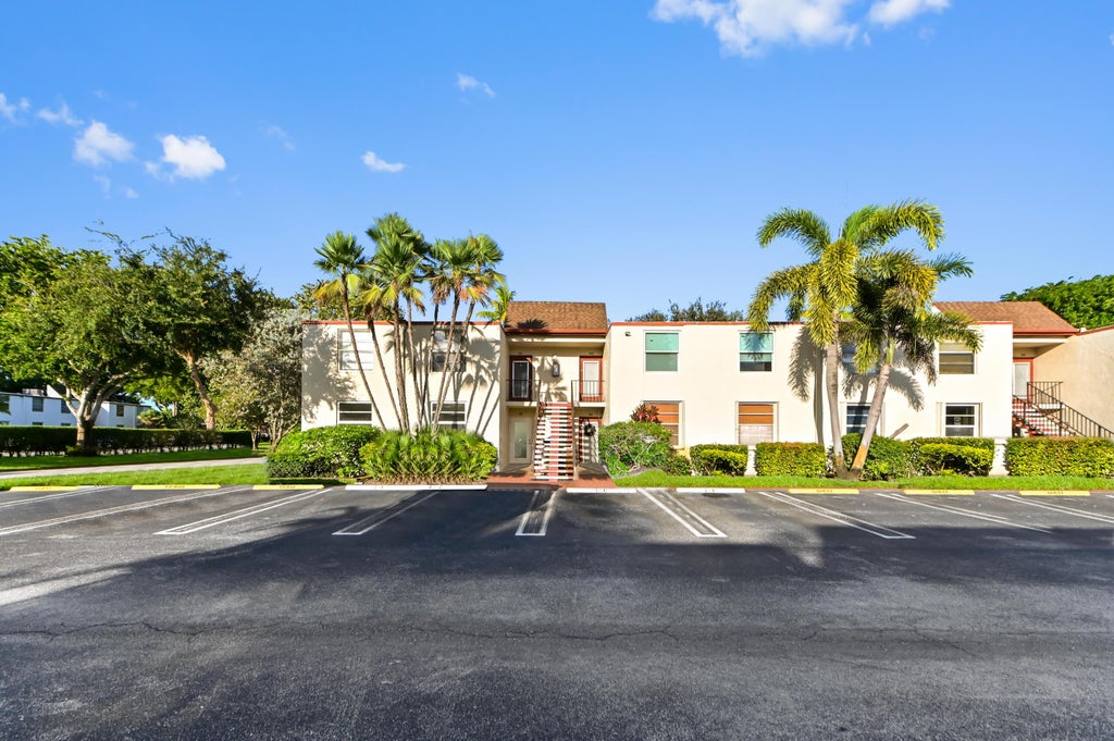 Photo of 7 Willowbrook Lane #101, Delray Beach, FL 33446 (MLS # B26083520)