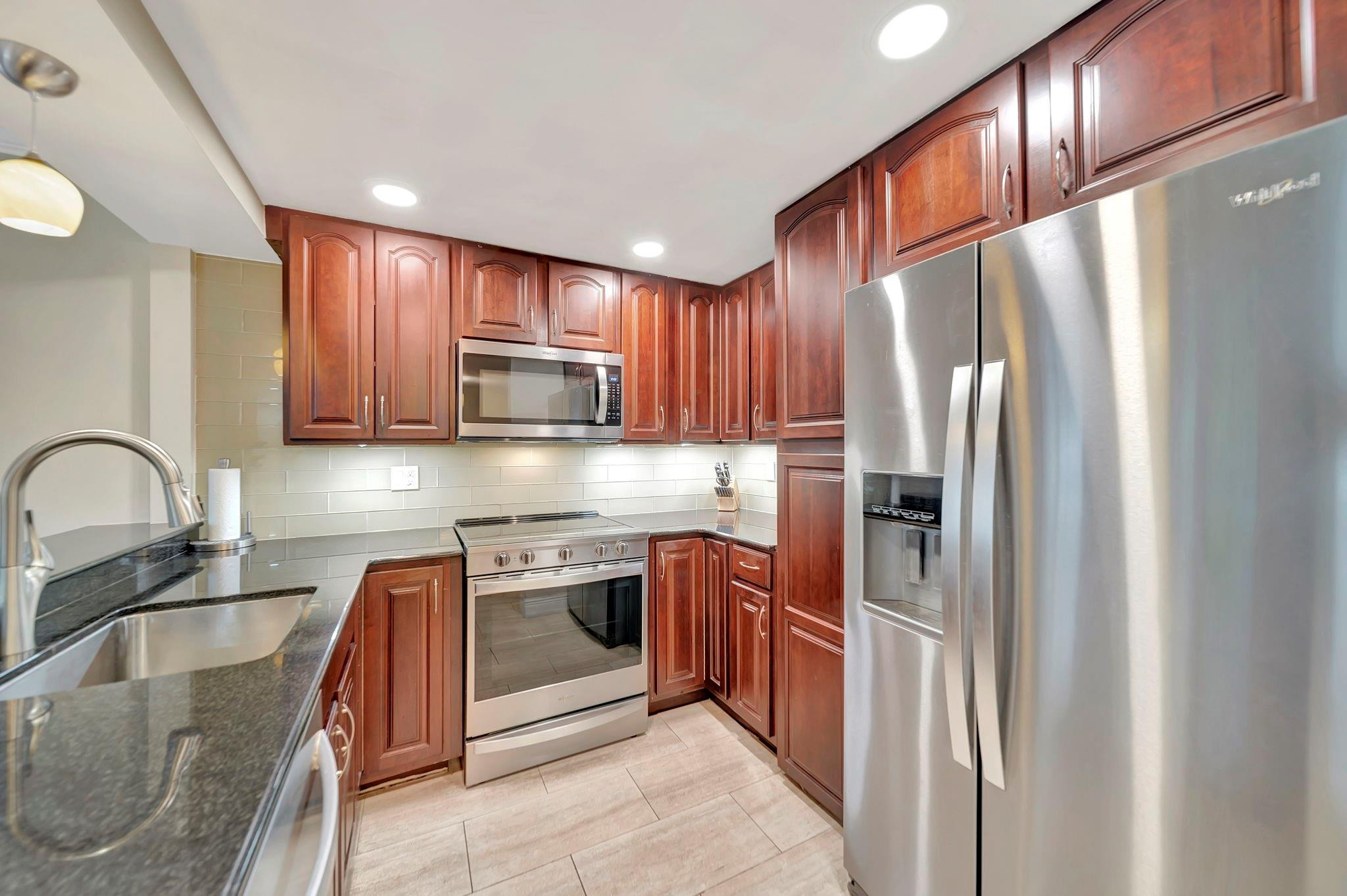 RIVER MANOR - Residential