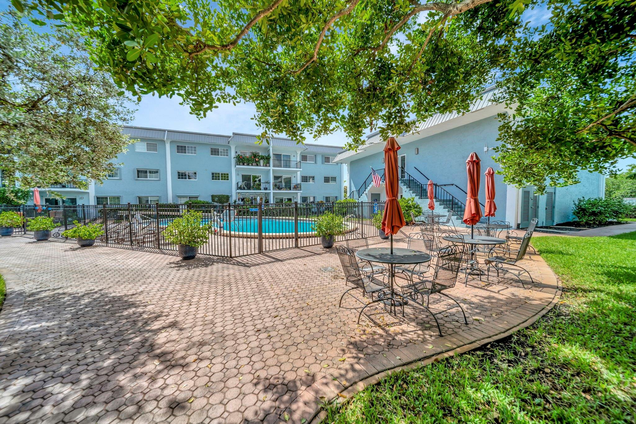 RIVER MANOR - Residential