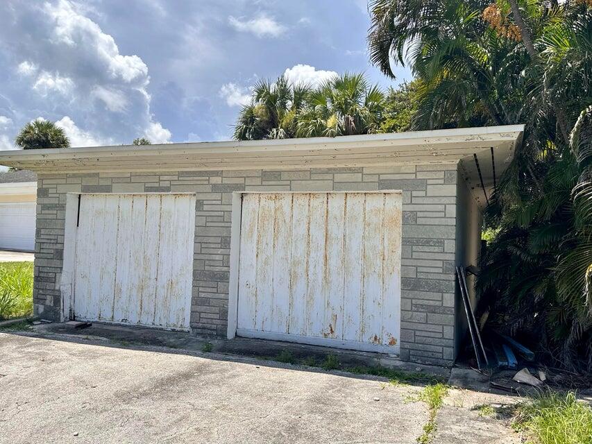 METES AND BOUNDS - Land