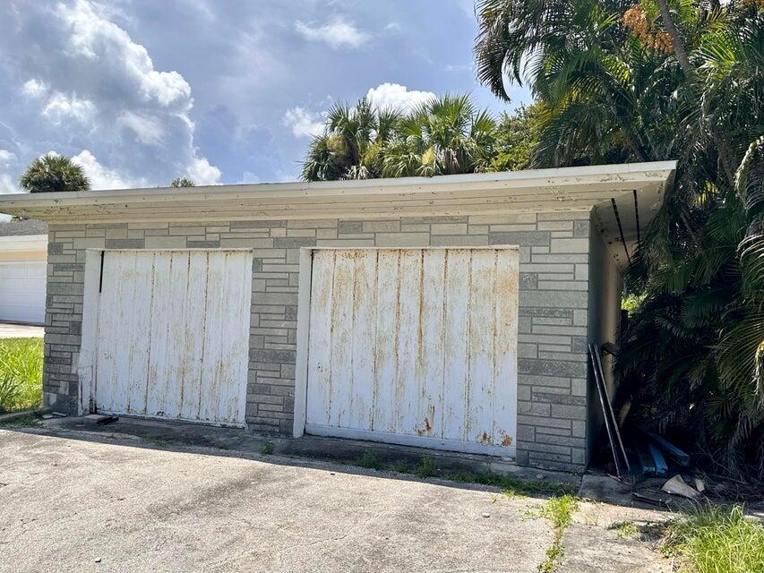 METES AND BOUNDS - Land