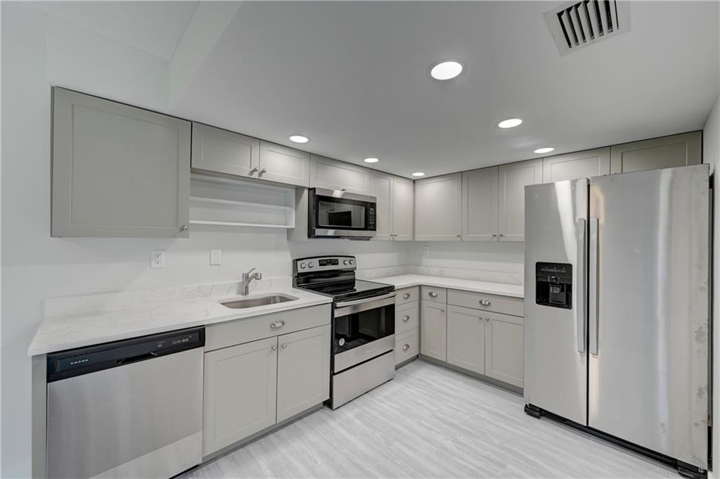 SHAKER VILLAGE - Residential