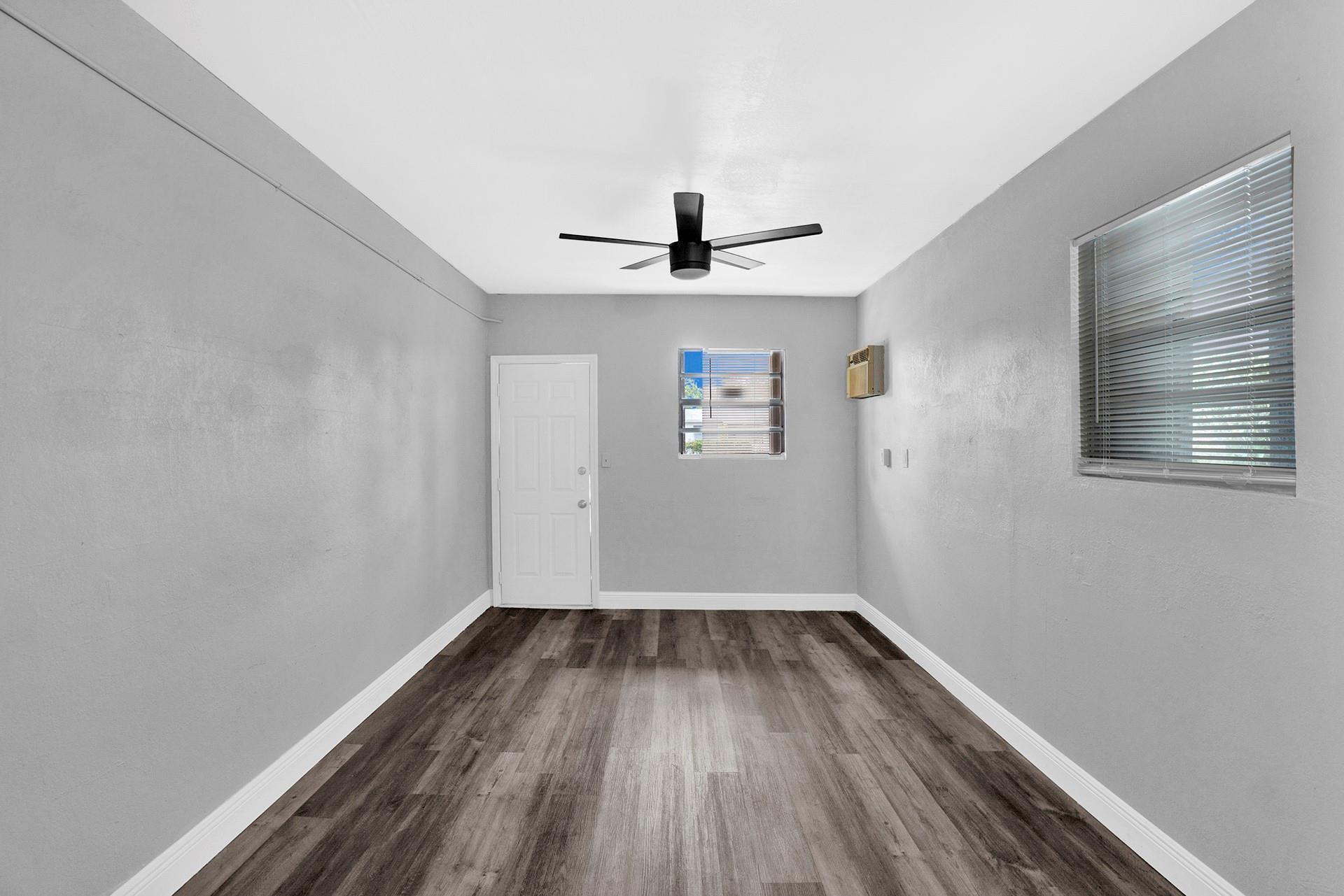 Carol City Lake Steven Es - Residential