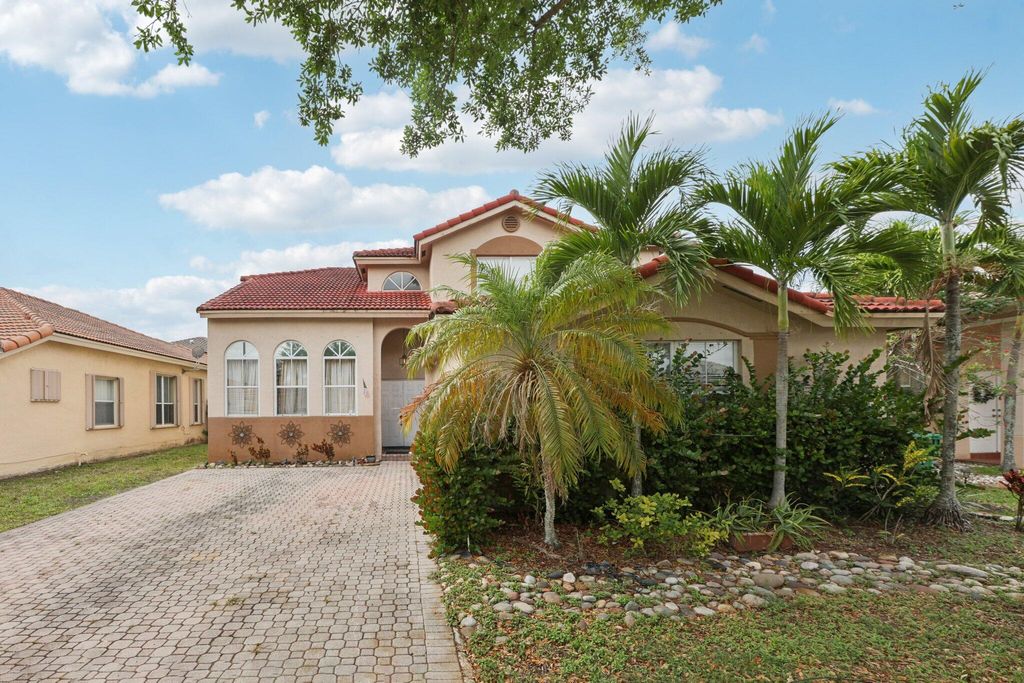Photo of 405 E Royal Cove Circle, Davie, FL 33325 (MLS # B26029118)