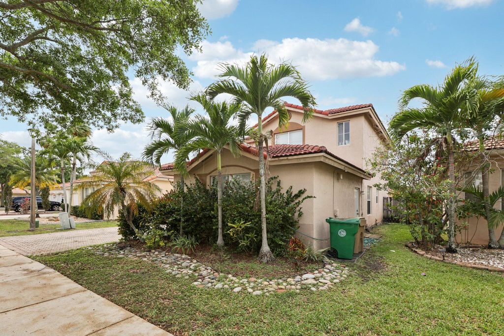 Photo of 405 E Royal Cove Circle, Davie, FL 33325 (MLS # B26029118)