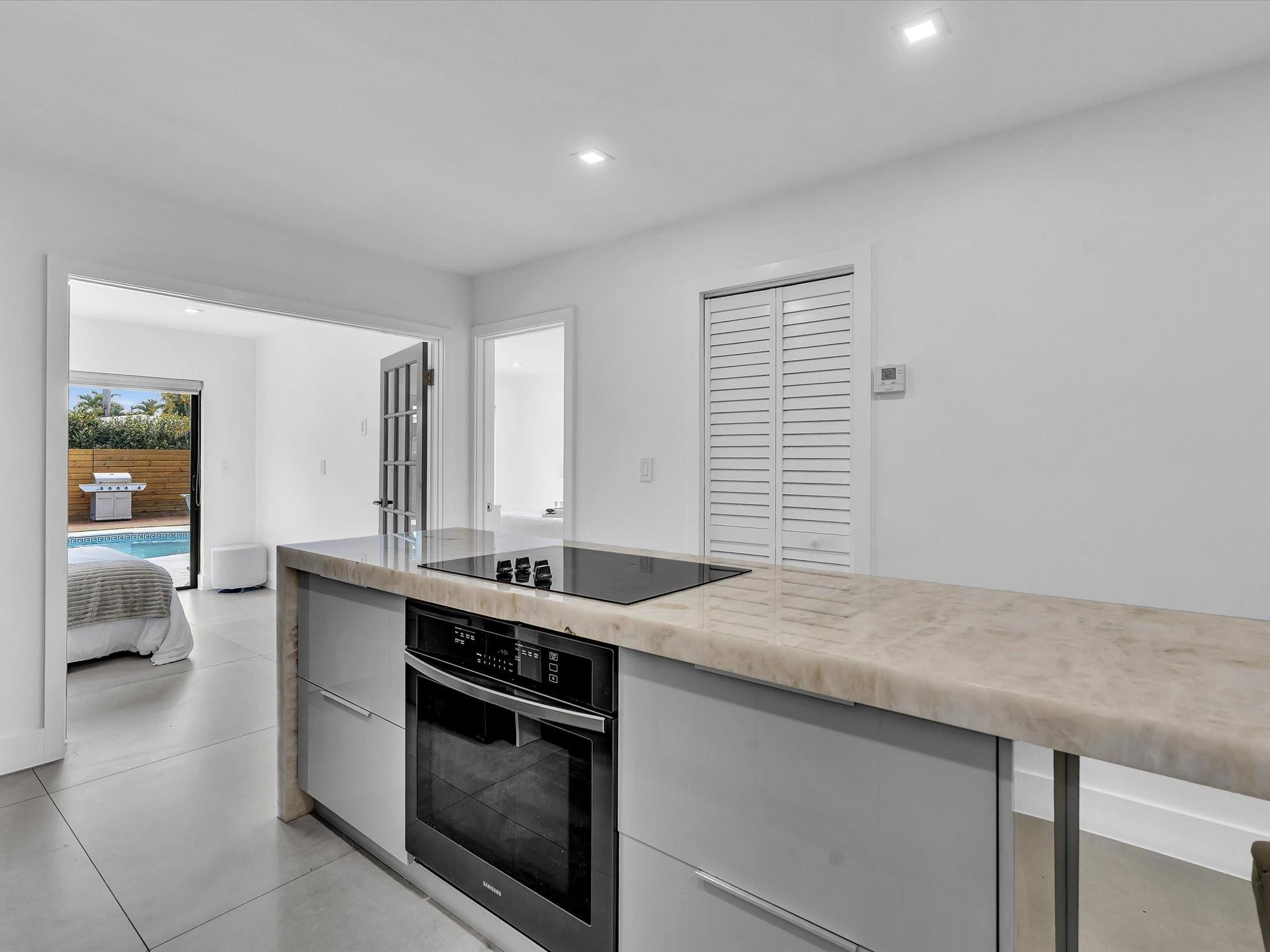 Hollywood 1-21 B - Residential