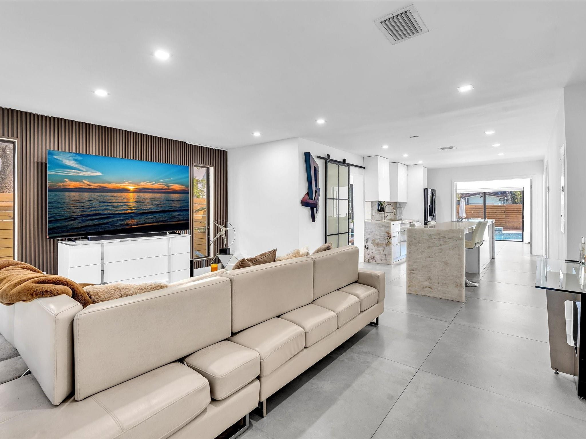 Hollywood 1-21 B - Residential