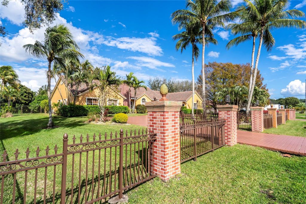 Photo of 11301 SW 3rd Street, Plantation, FL 33325 (MLS # F10549474)