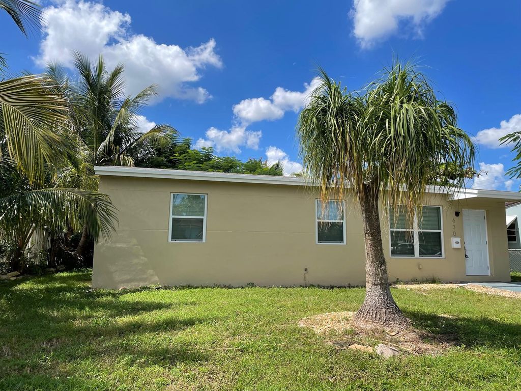 Photo of 630 N 69th Avenue, Hollywood, FL 33024 (MLS # B26043515)