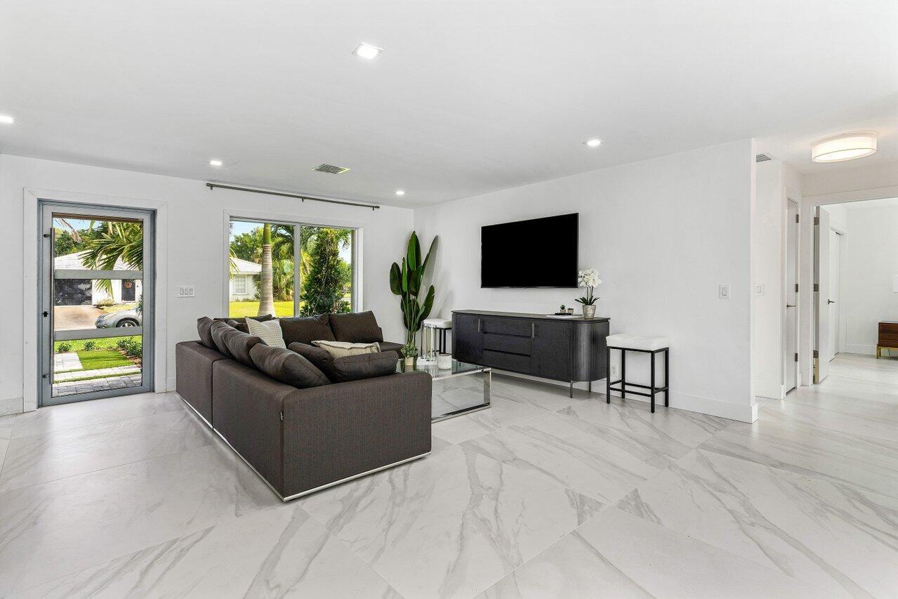 902 SW 27th Place