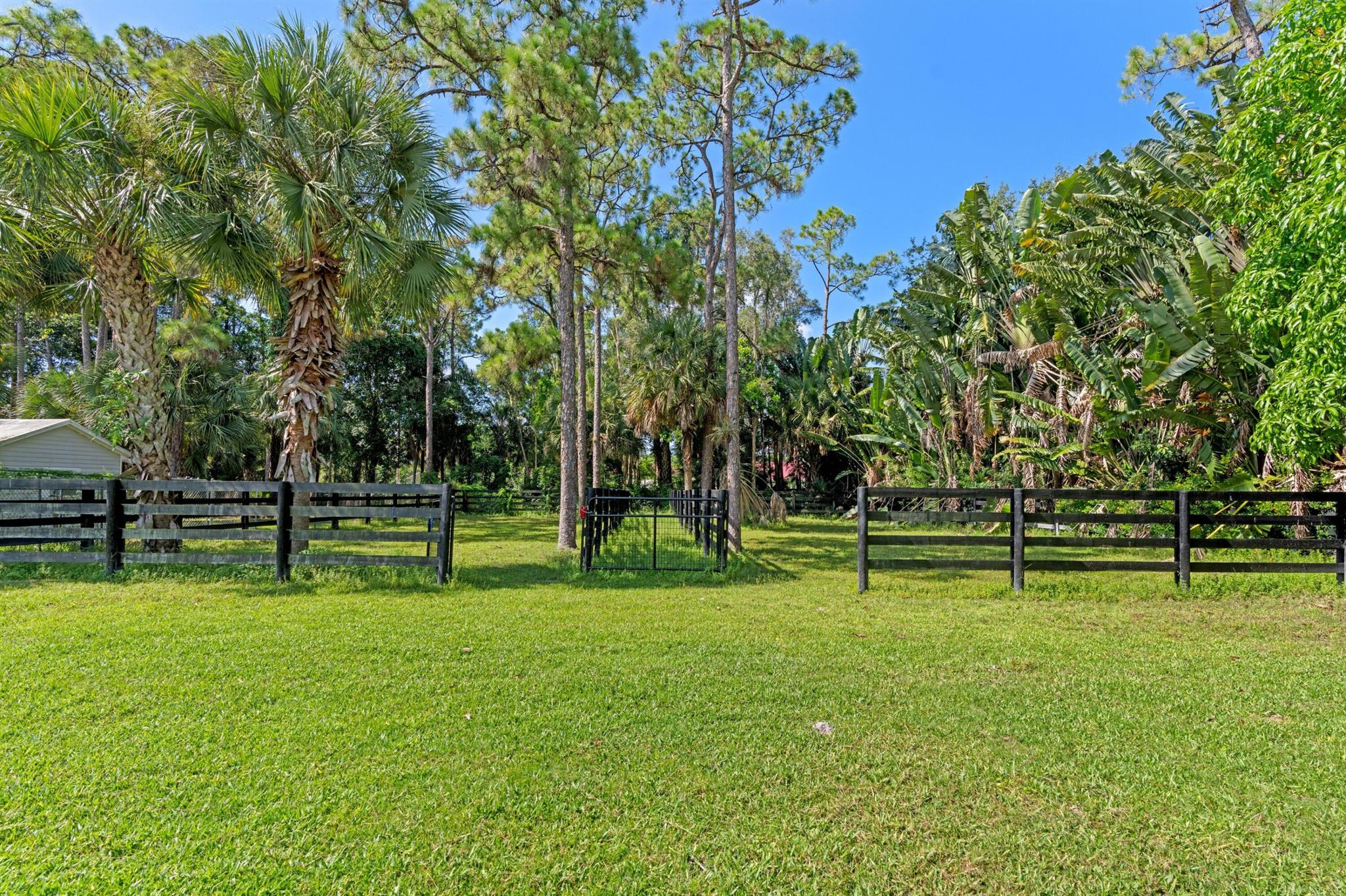 LOXAHATCHEE GROVES - Residential