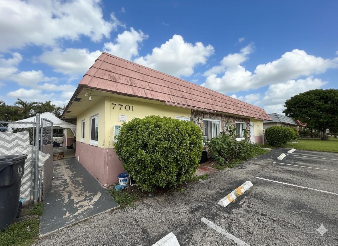 Another nice property just listed in the heart of North Lauderdale, this unit is a must see at this price! Featuring 2 bedrooms with ample living room space and dining room space and updated appliances.