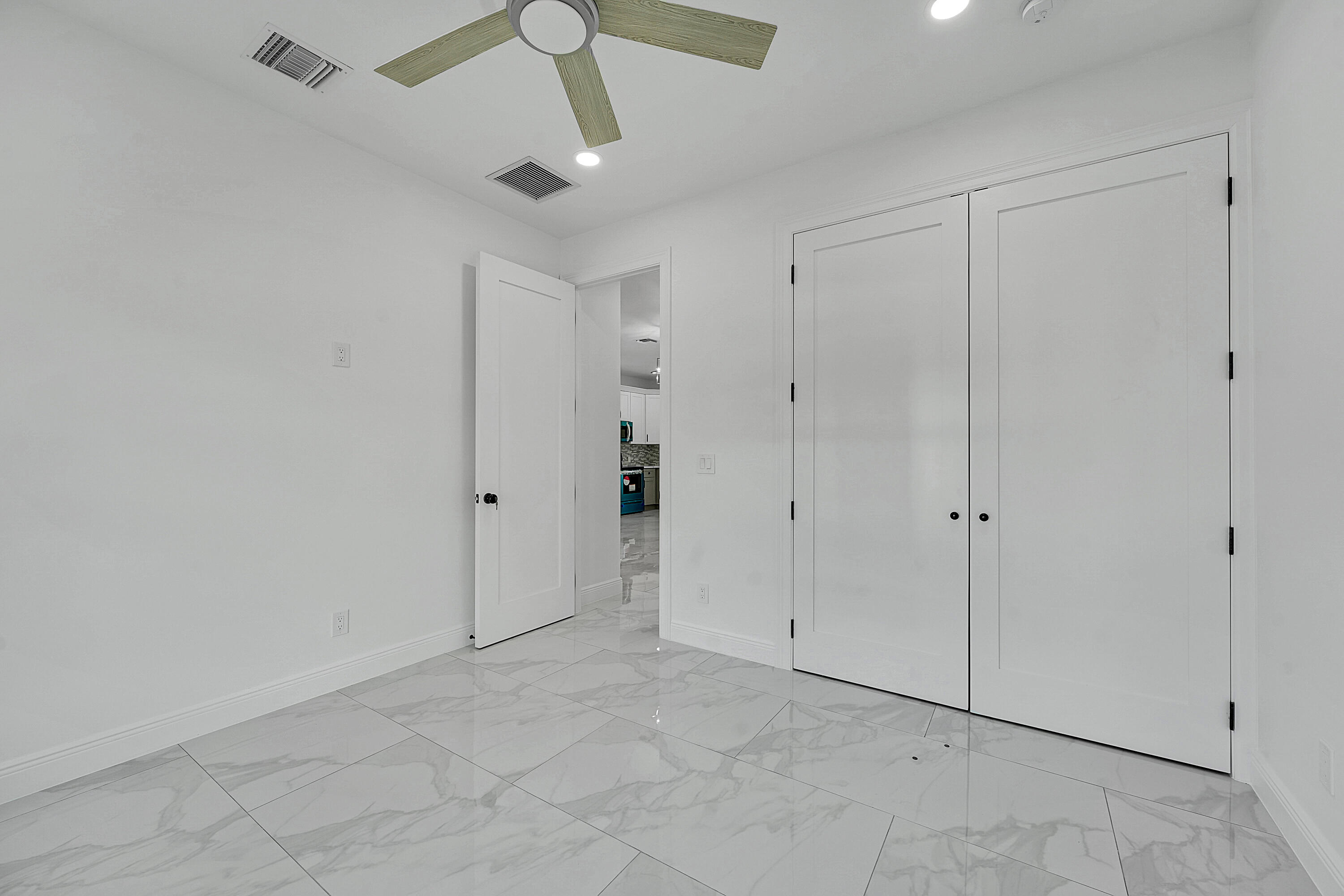 LAKEWOOD PARK UNIT 10 - Residential Lease