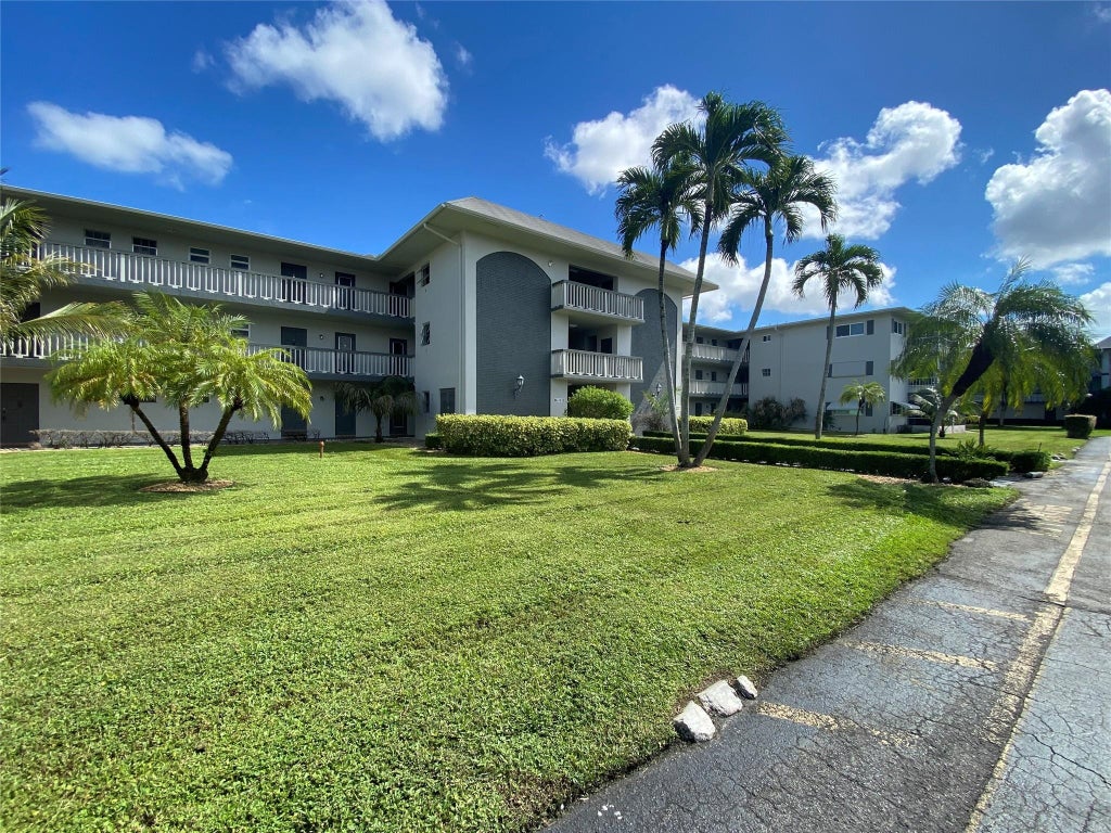 Photo of 1001 Hillcrest Court #108, Hollywood, FL 33021 (MLS # F10531929)