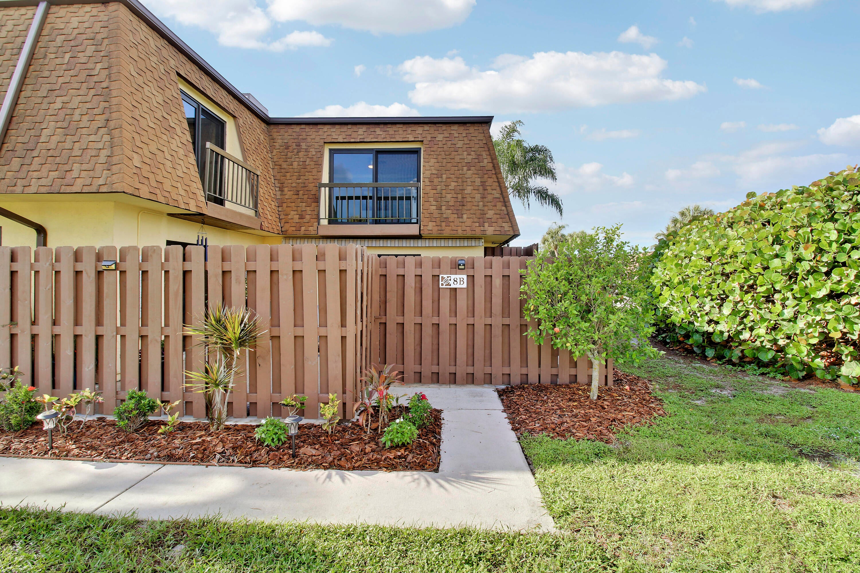 110 N DELAWARE Boulevard 8B