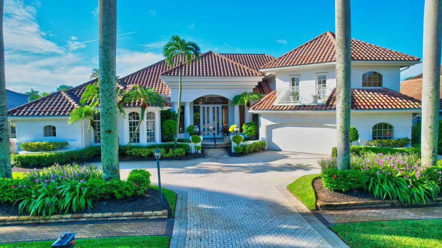 Lovely 5-bedroom + office home with southern exposure, located on a private cul-de-sac street in St. Andrews Country Club. The interior is open, light and bright, with volume ceilings and floor-to-ceiling windows. Spacious ground-level master suite has 2 master bathrooms and oversized walk-in closets. The backyard has quiet lake views, open and screened-in patio areas and a pool with spa.