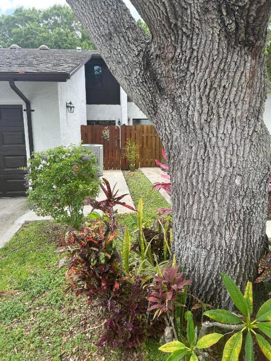 BEAUTIFUL 2 STORY TOWNHOUSE WITH SCREENED PORCH AND BALCONY RECENTLY PAINTED INSIDE AND OUT.  KITCHEN HAS CHERRY CABINETRY WITH GRANITE (AS WELL AS 3 BATHROOMS)AND STAINLESS STEEL APPLIANCES. FIRST FLOOR HAS TRAVERTINE DIAGONAL TILE.  2ND FLOOR MASTER HAS A LARGE WALK IN CLOSET, MASTER BATH HAS DUAL SINKS.  BACK PATIO HAS A LARGE STORAGE CLOSET.  CHERRY WOOD SLIDING PRIVACY SCREENS IN FRONT AND BACK COMPLETE THE LOOK.  CLOSE TO COLLEGE, HOSPITAL, BEACHES, SHOPPING DOWNTOWN AND I-95!