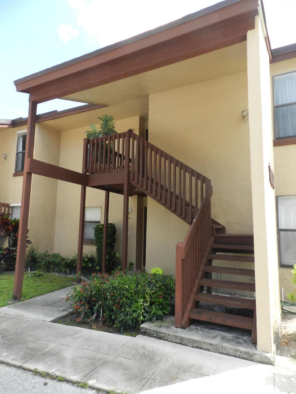 Photo of 1110 E Lakeview Dr Drive E, Royal Palm Beach, FL 33411 (MLS # B26018799)