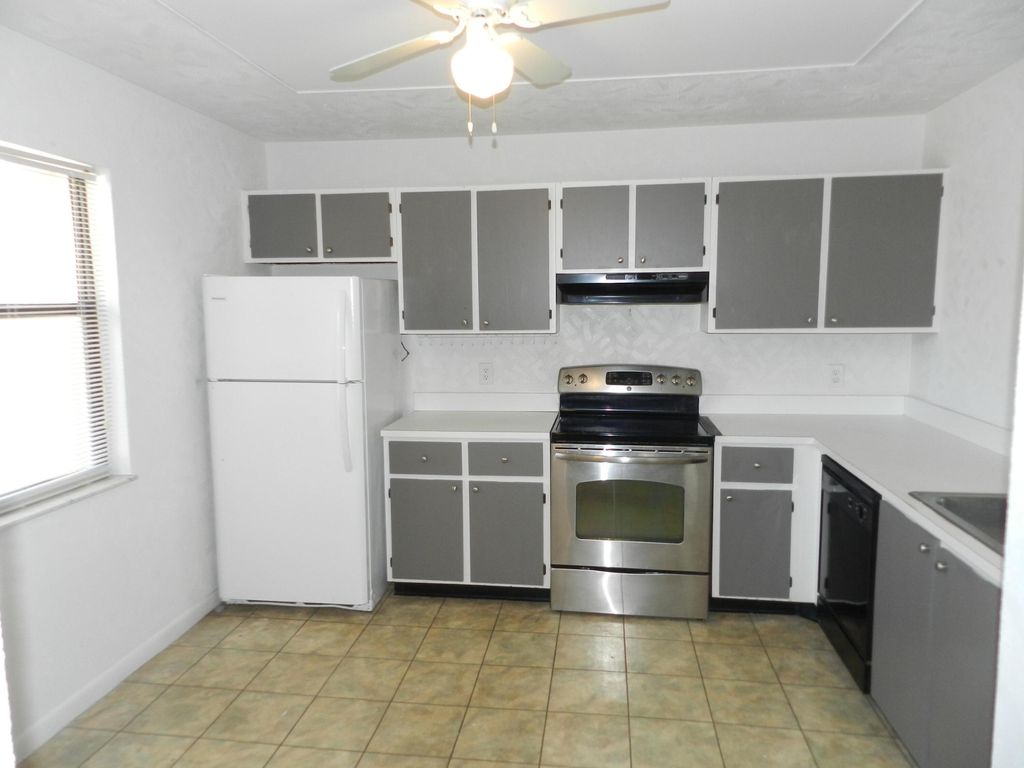 Photo of 1110 E Lakeview Dr Drive E, Royal Palm Beach, FL 33411 (MLS # B26018799)