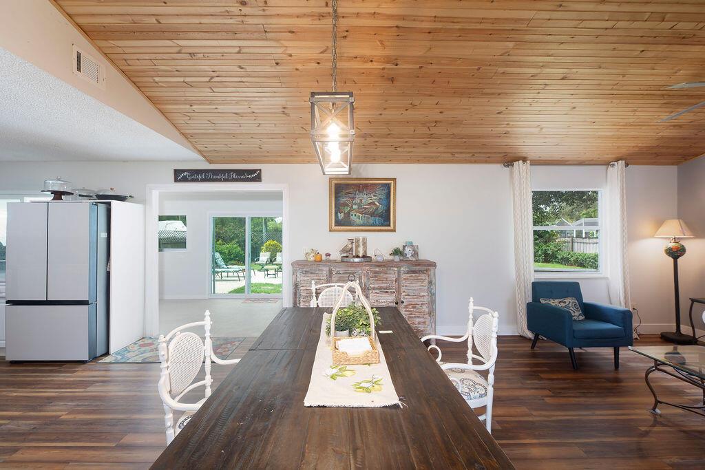 208 SE Sims Circle