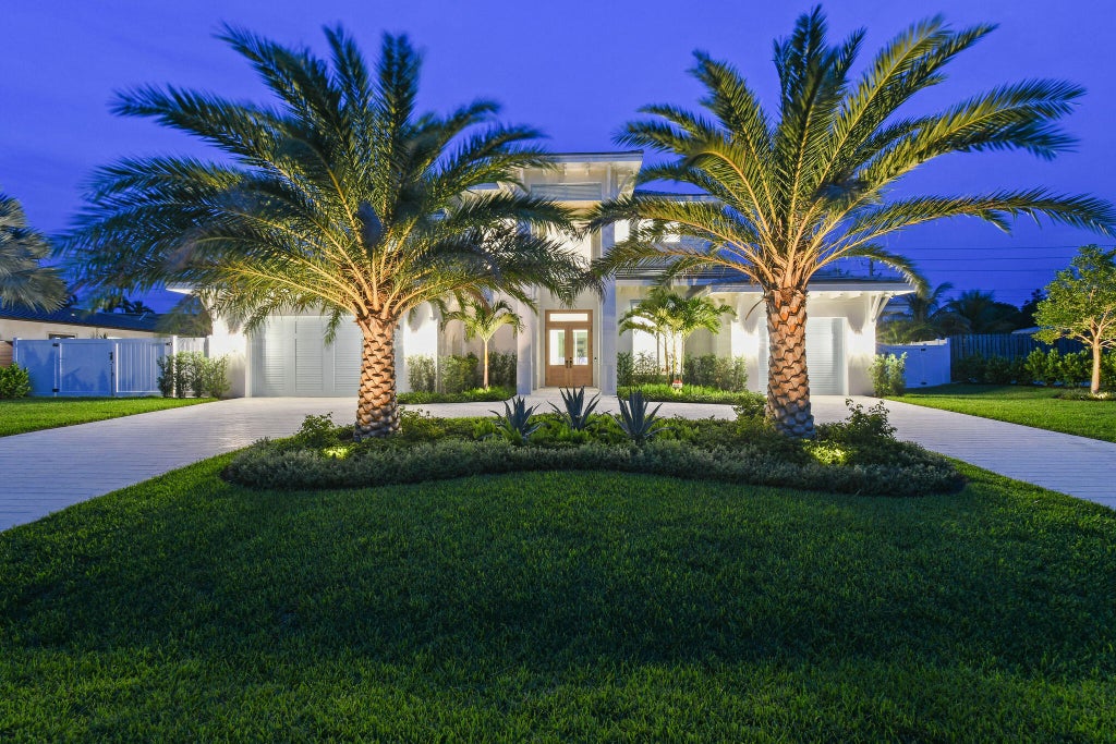 Photo of 192 RIVER Drive, Tequesta, FL 33469 (MLS # B26075371)