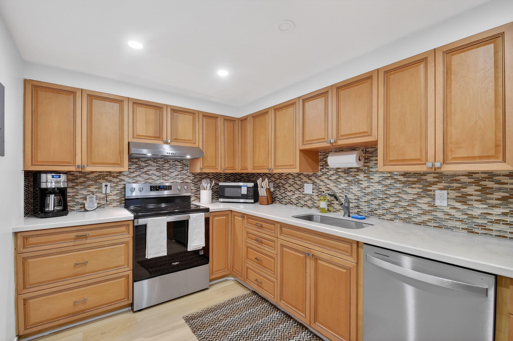 BARCLAY CONDO - Residential Lease