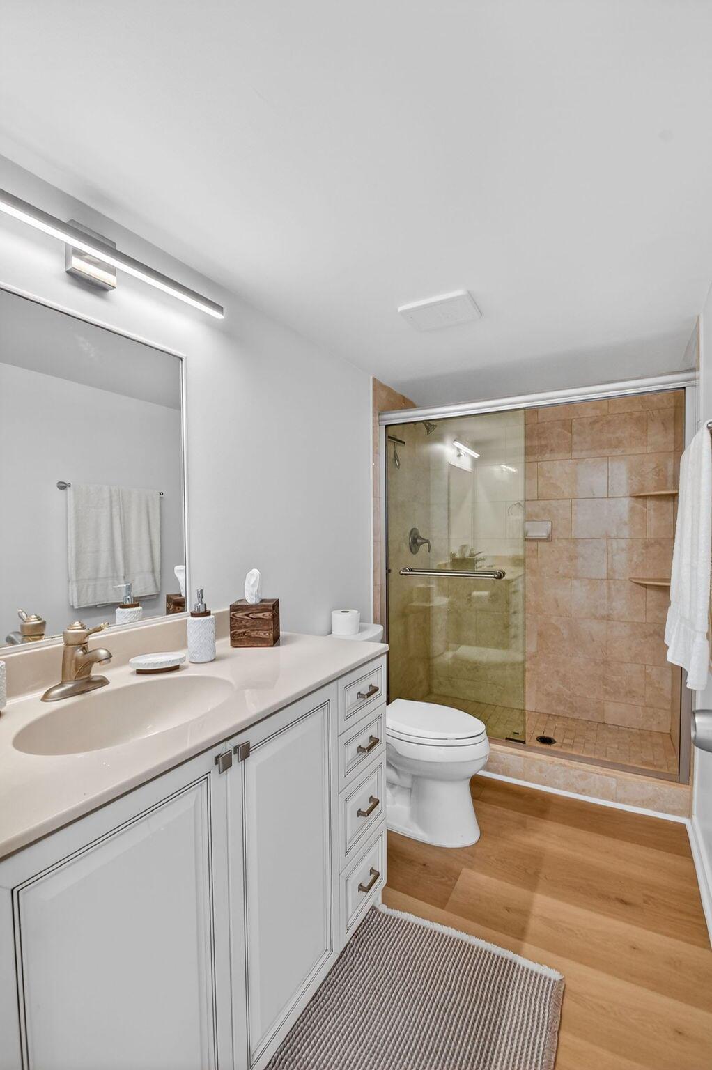 BARCLAY CONDO - Residential Lease