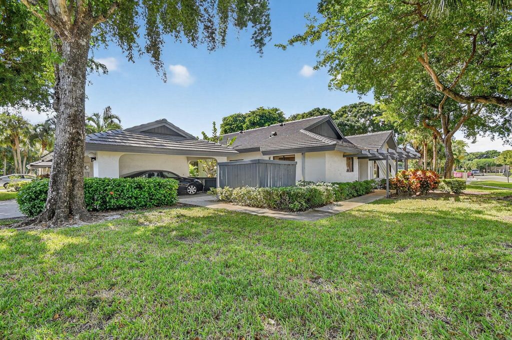 Photo of 10101 Ashwood Place, Boynton Beach, FL 33437 (MLS # R11135034)
