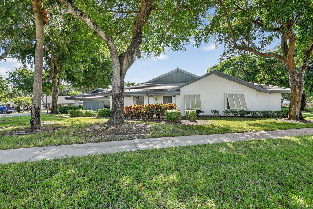 Photo of 10101 Ashwood Place, Boynton Beach, FL 33437 (MLS # R11135034)