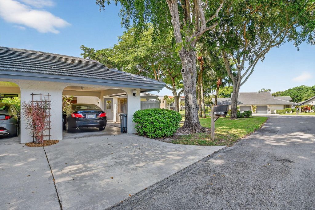 Photo of 10101 Ashwood Place, Boynton Beach, FL 33437 (MLS # R11135034)