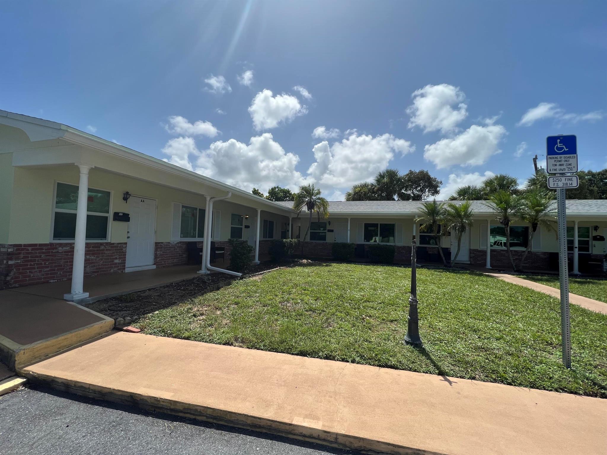 Remodeled one bedroom one bath, with tile floors, new wood kitchen and bathroom cabinets with granite countertops. Tankless water heater, new stainless steel refrigerator ,cooktop and microwave. new lighting and fans with stainless kitchen and bathroom faucets.. Close to downtown Vero Beach restaurants, shopping and more.