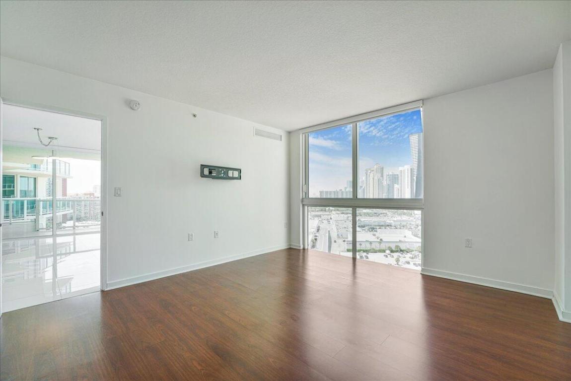 ST TROPEZ ON THE BAY II CONDO - Residential