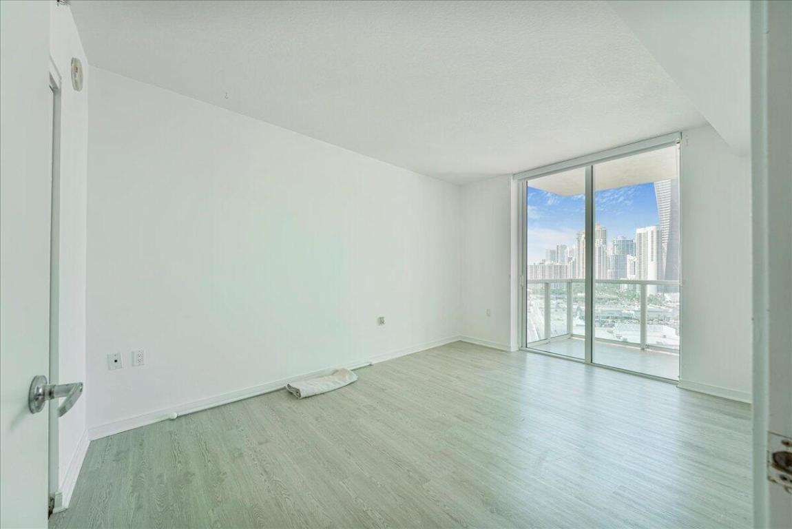 ST TROPEZ ON THE BAY II CONDO - Residential