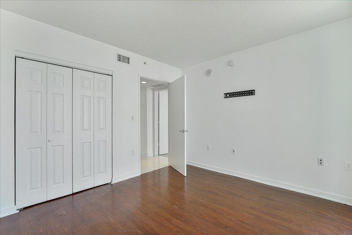 ST TROPEZ ON THE BAY II CONDO - Residential